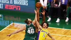 Aron Baynes (z lewej) z Boston Celtics w walce o piłkę z  Lonzo Ballem z Lakers