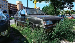 Wrak na parkingu. Jak się go pozbyć?