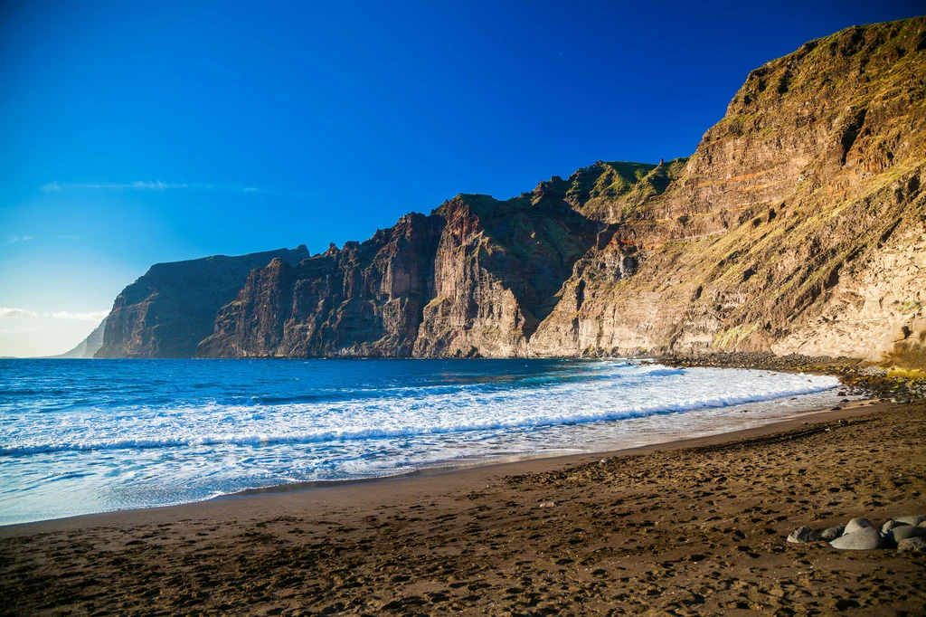 Piękna plaża Playa de los Guios w Los Gigantes