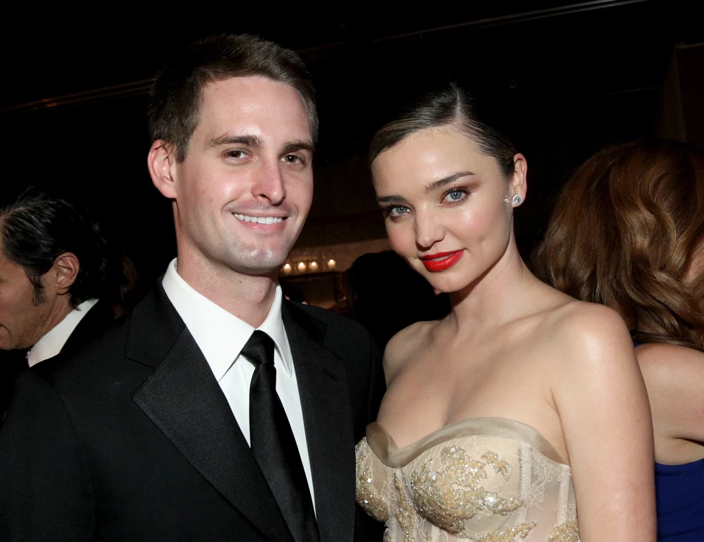 Miranda Ker i Evan Spiegel zostali małżeństwem w lipcu tego roku. Współtwórca Snapchata i jego dyrektor generalny jest jednym z najbogatszych przedstawicieli pokolenia Y na świecie. Miranda, która jest supermodelką, aktywnie promuje interesy męża. Miranda Ker i Evan Spiegel zostali małżeństwem w lipcu tego roku. Współtwórca Snapchata i jego dyrektor generalny jest jednym z najbogatszych przedstawicieli pokolenia Y na świecie. Miranda, która jest supermodelką, aktywnie promuje interesy męża.