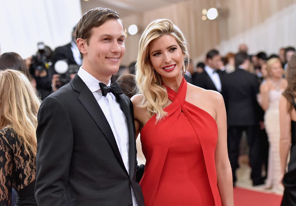 Ivanka Trump, najstarsza córka prezydenta Donalda Trumpa i doradczyni w Białym Domu, niedawno obchodziła swoją ósmą rocznicę ślubu z Jaredem Kushnerem, doradcą prezydenta i właścicielem imperium zajmującego się nieruchomościami. Ivanka Trump, najstarsza córka prezydenta Donalda Trumpa i doradczyni w Białym Domu, niedawno obchodziła swoją ósmą rocznicę ślubu z Jaredem Kushnerem, doradcą prezydenta i właścicielem imperium zajmującego się nieruchomościami.