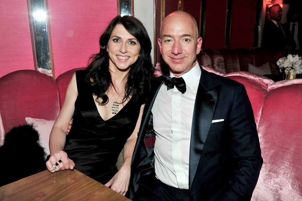 Duże pieniądze i romantyczna historia. 24 lata temu Jeff Bezos podczas spotkania w firmie inwestycyjnej poznał pisarkę, w której się zakochał. Wkrótce zostali małżeństwem. Wspólnie postanowili stworzyć firmę Amazon i dzięki swojej pomysłowości i umiejętności poruszania się w biznesie są najbogatszą parą na świecie. Duże pieniądze i romantyczna historia. 24 lata temu Jeff Bezos podczas spotkania w firmie inwestycyjnej poznał pisarkę, w której się zakochał. Wkrótce zostali małżeństwem. Wspólnie postanowili stworzyć firmę Amazon i dzięki swojej pomysłowości i umiejętności poruszania się w biznesie są najbogatszą parą na świecie.