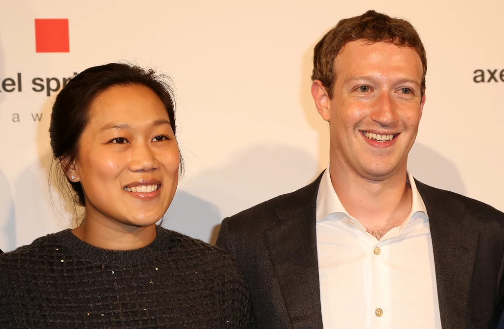 Mark Zuckerberg zarobił swój pierwszy miliard w wieku 23 lat, Priscilla była u jego boku już znacznie wcześniej. Para pobrała się w roku 2012 i ma dwójkę dzieci. Mark Zuckerberg zarobił swój pierwszy miliard w wieku 23 lat, Priscilla była u jego boku już znacznie wcześniej. Para pobrała się w roku 2012 i ma dwójkę dzieci.