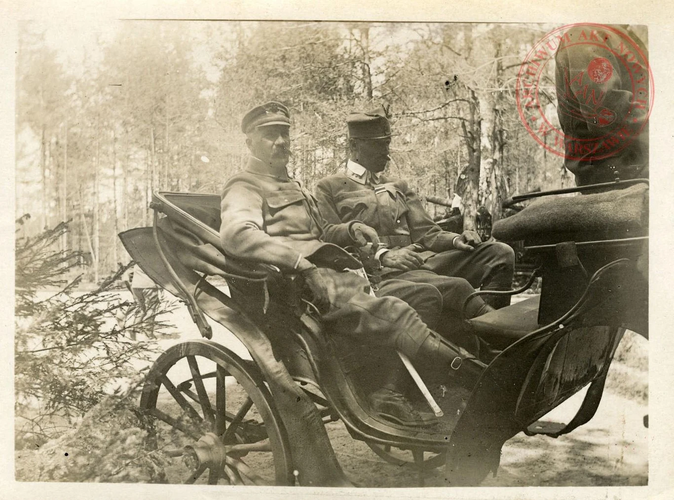 Komendant Józef Piłsudski wraca z inspekcji 4. pułku piechoty Legionów Polskich, 1915 r.; AAN, Zbiór fotografii, sygn. 11/1–127