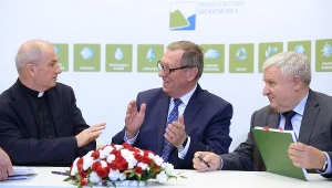 Minister Jan Szyszko (w środku)