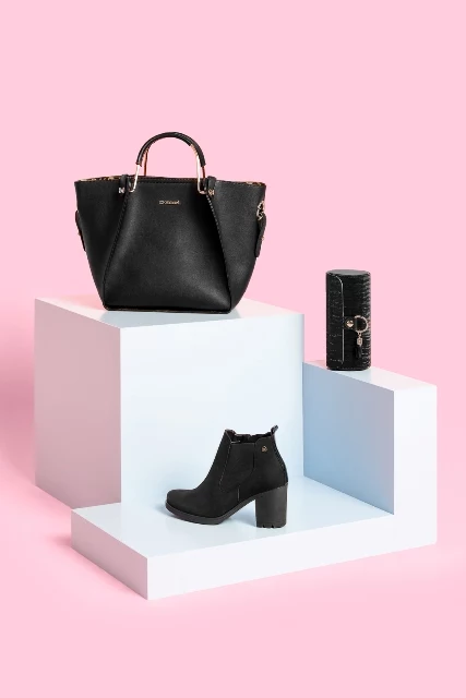 „Musthave” stanowią wykonane z naturalnej skóry klasyczne sztyblety, wysokie kozaki oraz szpilki na drewnianym słupku. 