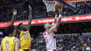 Marcin Gortat w meczu z Los Angeles Lakers