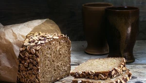 Osobom z refluksem odradza się jedzenie ciemnego chleba, picia kawy ani soku pomarańczowego. Nasilą chorobę