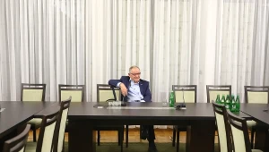 Przewodniczący komisji Jerzy Fedorowicz w oczekiwaniu na prezesa Jacka Kurskiego...