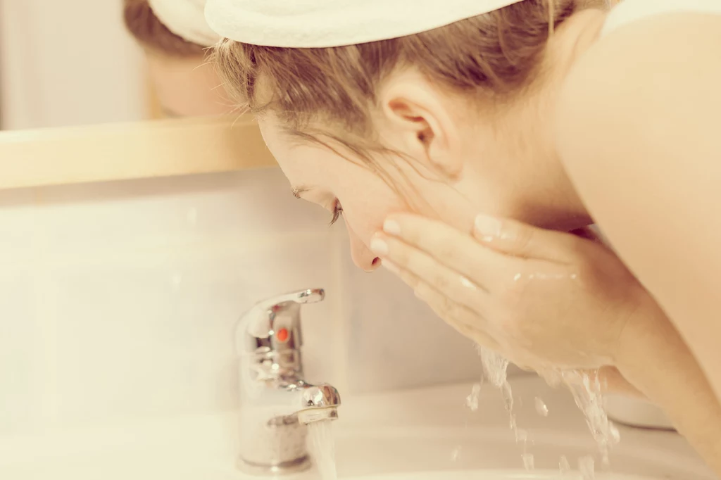 Większość z nas myje twarz wodą, a to błąd