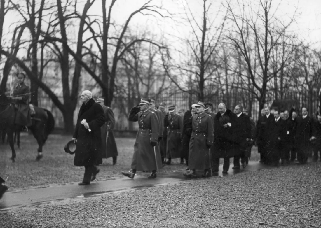 Prezydent Ignacy Mościcki w towarzystwie Generalnego Inspektora Sił Zbrojnych marszałka Edwarda Rydza-Śmigłego na dziedzińcu belwederskim 11 listopada 1937 roku