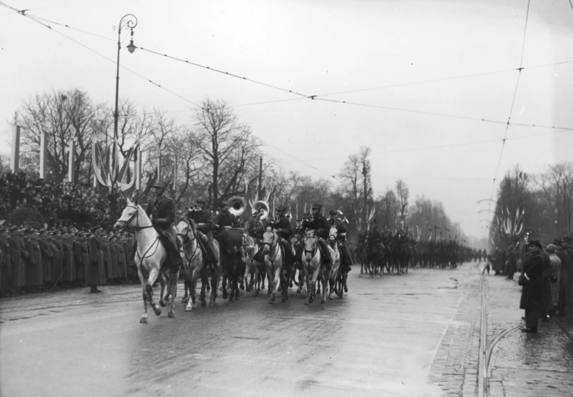 Obchody Święta Niepodległości w Warszawie w 1937 roku. Czoło defilujących oddziałów kawalerii