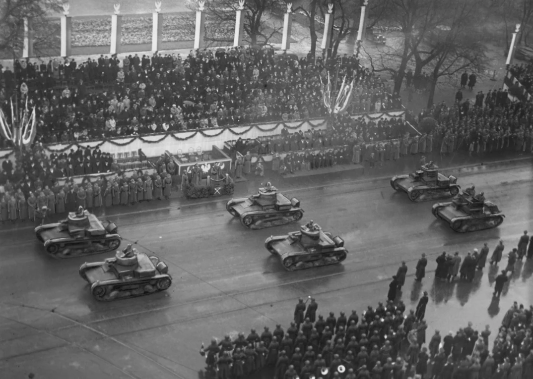 Obchody Święta Niepodległości w Warszawie w 1937 roku. Przejazd czołgów jedno i dwuwieżowych przed trybuną honorową