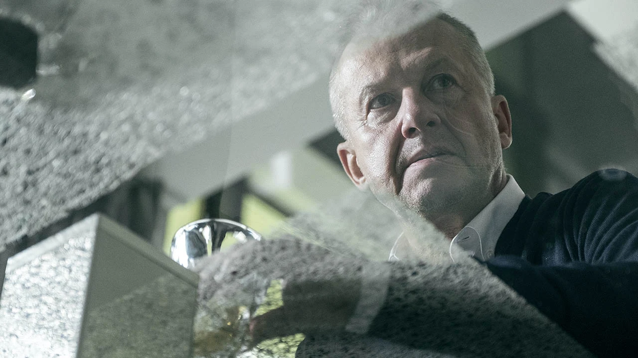 Jej misją w roli tajniaczki jest rozpracowanie szlaku przemytu narkotyków przez Grupę Mokotowską sterowaną przez Padrino (Bogusław Linda) – bossa stołecznego półświatka.