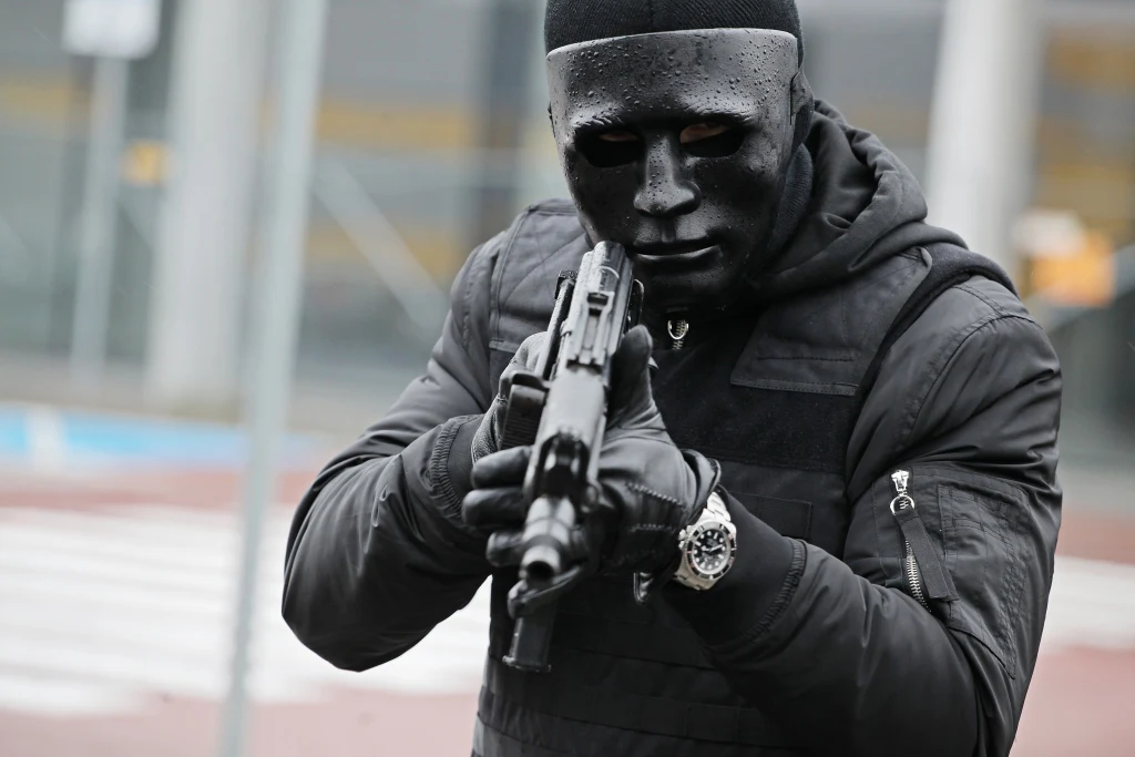 - Gangster skontaktował mnie ze swoją żoną, a potem z kolejnymi kobietami gangsterów, które opowiedziały mi historię Grupy Mokotowskiej z własnej perspektywy. Tak powstały „Kobiety mafii” – najlepszy scenariusz, jaki miałem w życiu - puentuje Vega.