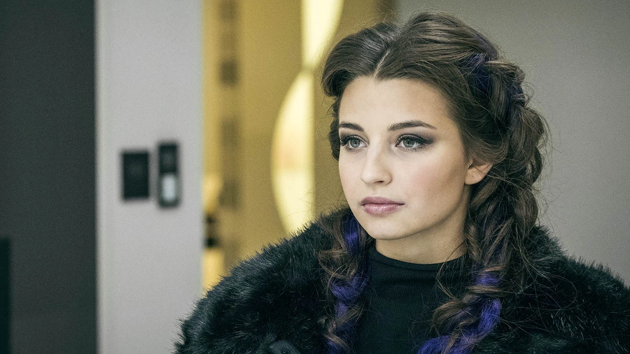 Julia Wieniawa wcieli się w córkę mafioza granego przez Bogusława Lindę - dziewczynę  o ksywce Futro.