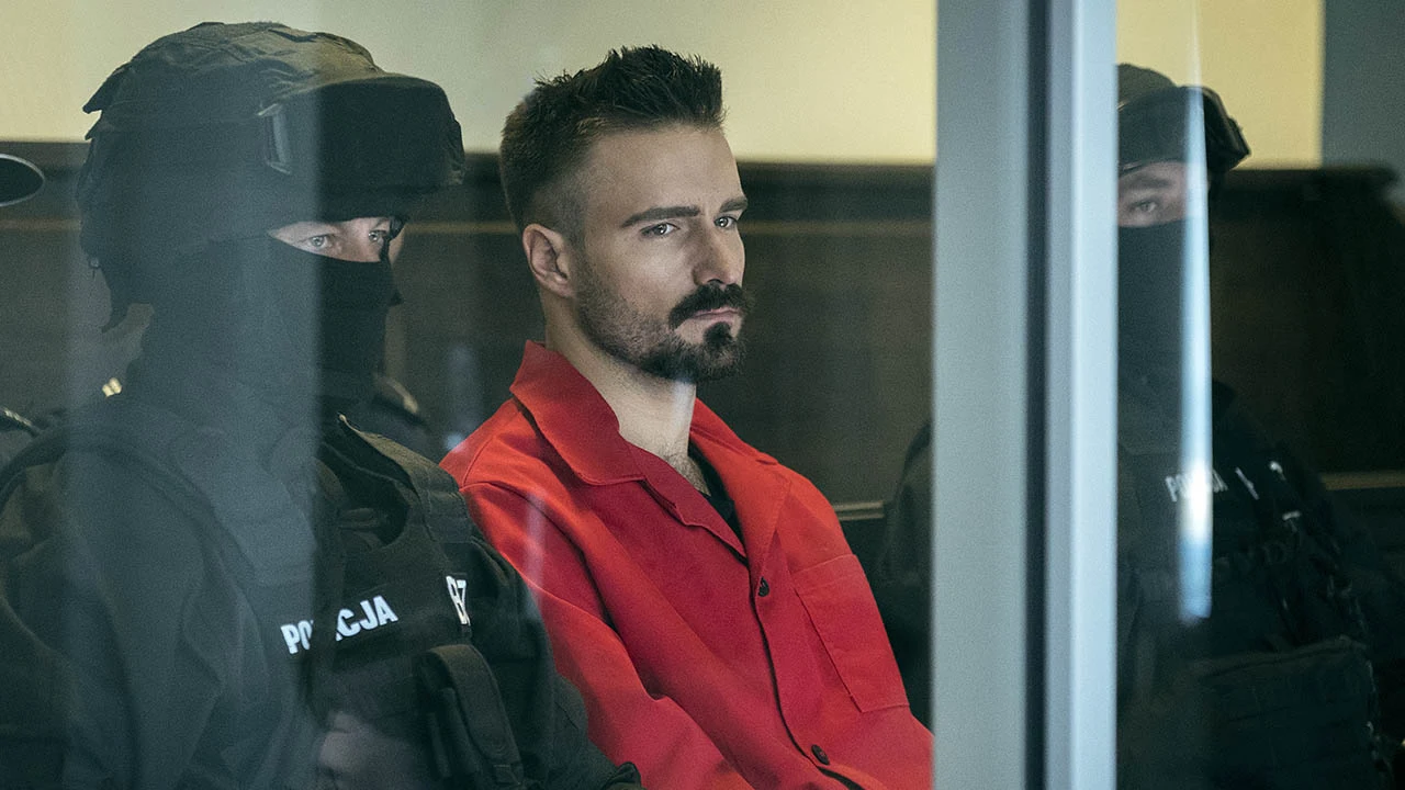 - Początkowo potraktowałem to z przymrużeniem oka. Odbywający wyrok gangster spisał w celi historię przestępstw, napadów i zabójstw, w których brał udział, opisując w najdrobniejszych szczegółach autentyczne sytuacje wraz z kapitalnymi dialogami - kontynuuje reżyser "Kobiet mafii". 