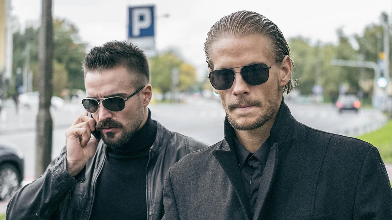- Po „Pitbullu. Nowych porządkach” skontaktował się ze mną gangster z Grupy Mokotowskiej. Miał pretensje o to, jak został pokazany w filmie. Po pewnym czasie zwrócił się do mnie z zaskakującą propozycją. Doszedł do wniosku, że zamiast się mścić, może lepiej byłoby, gdybyśmy napisali razem scenariusz - opowiada reżyser Patryk Vega.