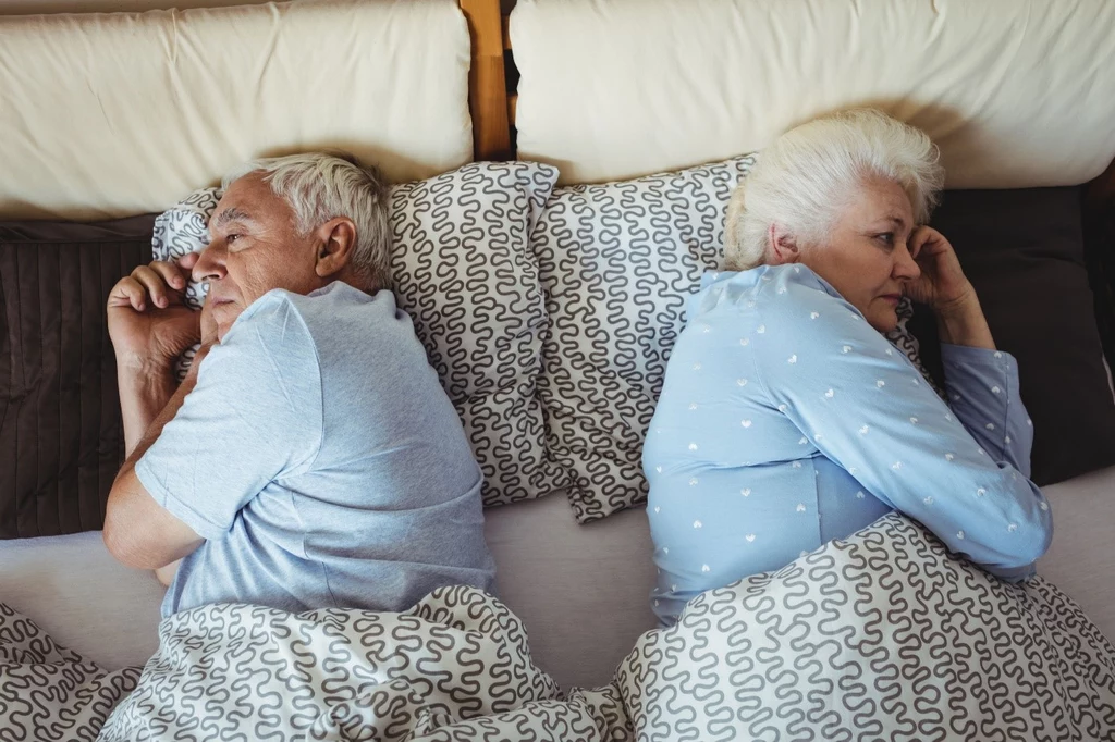 Naturalnym jest, że seniorzy potrzebują już mniej niż 8 godzin snu, ale zapadanie w drzemki w ciągu dnia czy zespół przyspieszonej fazy snu i czuwania, który nie pozwala spać po godzinie 3 czy 4 w nocy