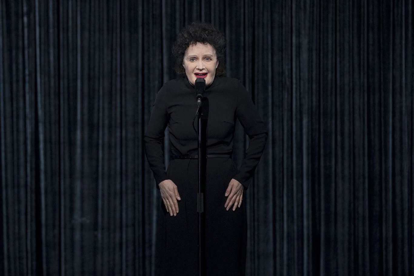 - Jej warsztat i paleta środków aktorskich jest niebywała - opisywał możliwości Anny Dereszowskiej Michał Żebrowski. Aktorka przeistoczyła się w Edith Piaf w utworze "Padam… Padam". Jej wykonanie zostało nagrodzone przez jurorów oklaskami na stojąco. - To był moim zdaniem najlepszy twój występ i fantastycznie, że on ma miejsce w finale - mówił Bartek Kasprzykowski. - To jest naprawdę nieprawdopodobne, jak tobie młodej, pięknej dziewczynie udało się oddać ten błysk w oku, który miesza cierpienie z ekstazą. To jest wyrazem twojego największego kunsztu. Ania, jestem twoją fanką - podsumowała Małgorzata Walewska.