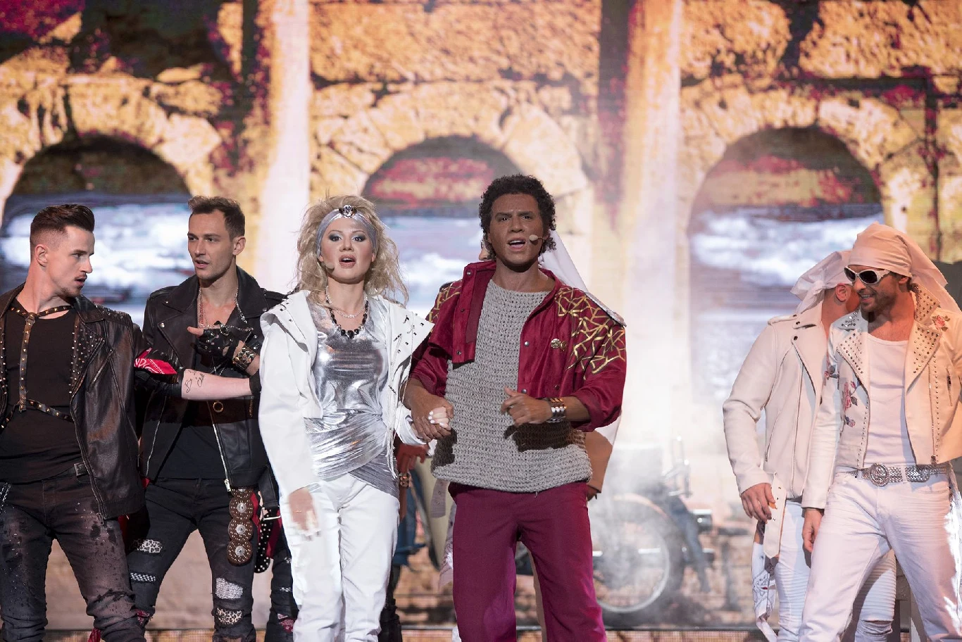 Po wykonaniach finałowych przyszedł czas na duety. W pierwszym wystąpili Mariusz Ostrowski i Kasia Moś. Wcielili się w Pię Zadorę i Jermaine'a Jacksona w hicie lat 80. "When The Rain Begins To Fall". 