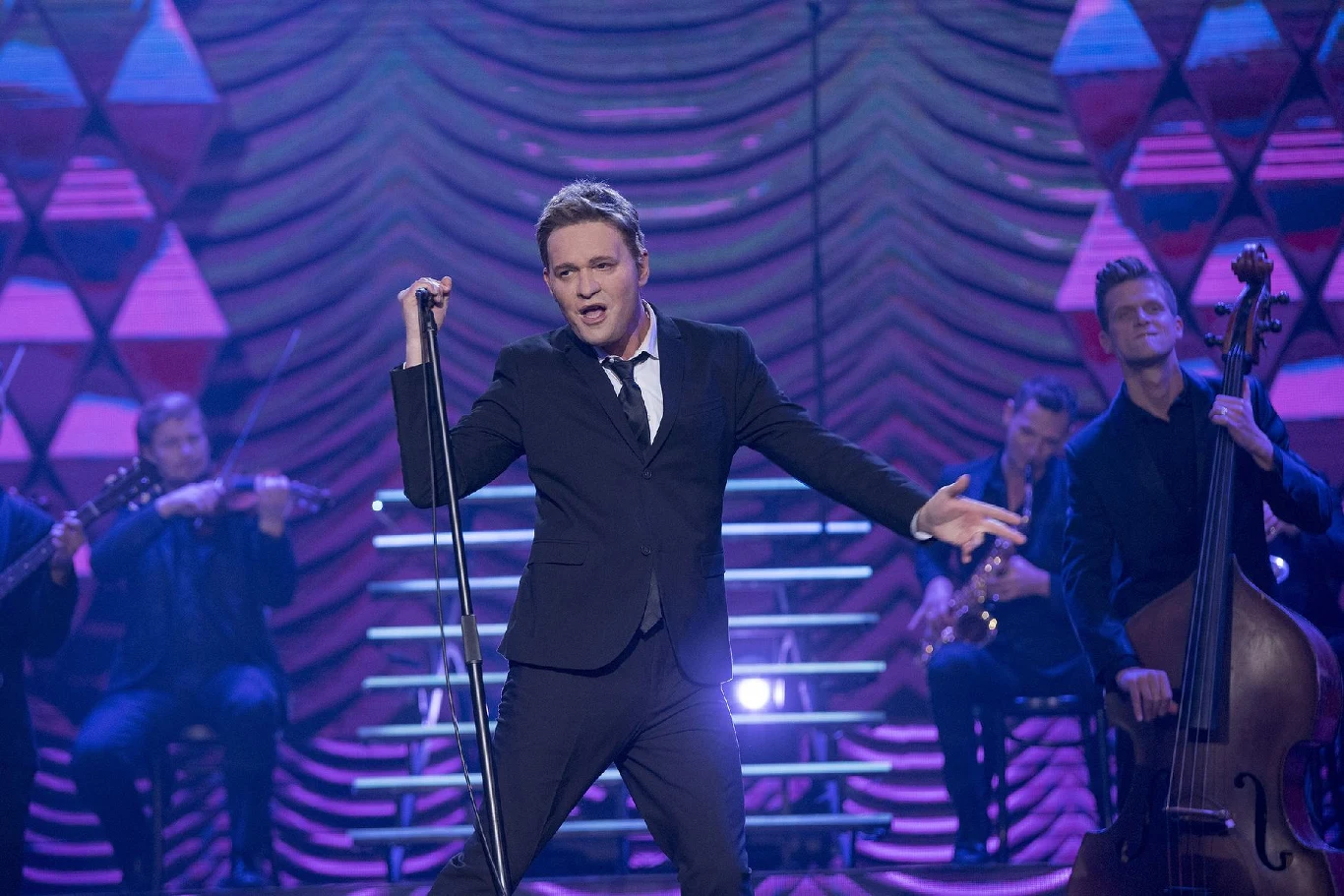 - Gdyby ktoś mi powiedział, że Krzysztof Antkowiak będzie śpiewał w tym programie, absolutnie bym powiedział: "Nie, nie, nie to nie dla niego”. - A tu się okazało, że Krzysztof pięknie, klimatycznie, naturalnie robi coś, co jest niemożliwe - zdradził Jacek Cygan. Kogo wybrał wokalista? Postać Michaela Buble i utwór "Feeling Good". - Dzisiejszy świat oferuje nam tej muzyki mało. Są jej substytuty, sample, jakieś takie "udawanki". I nagle mówię, Jezus Maria, jest Antkowiak, który jest muzykiem, jest przystojny. Niech on stanie na scenie, na czele wielkiego big bandu i niech gra po wsze nuty świata - chwalił wokalistę Paweł Królikowski. - Bardzo się cieszę, że miałam szansę cię poznać. I bardzo się cieszę, że sam się miałeś szansę poznać. Życzę ci dalszego rozwoju i mam nadzieję oglądać cię na scenach - dodała Katarzyna Skrzynecka.