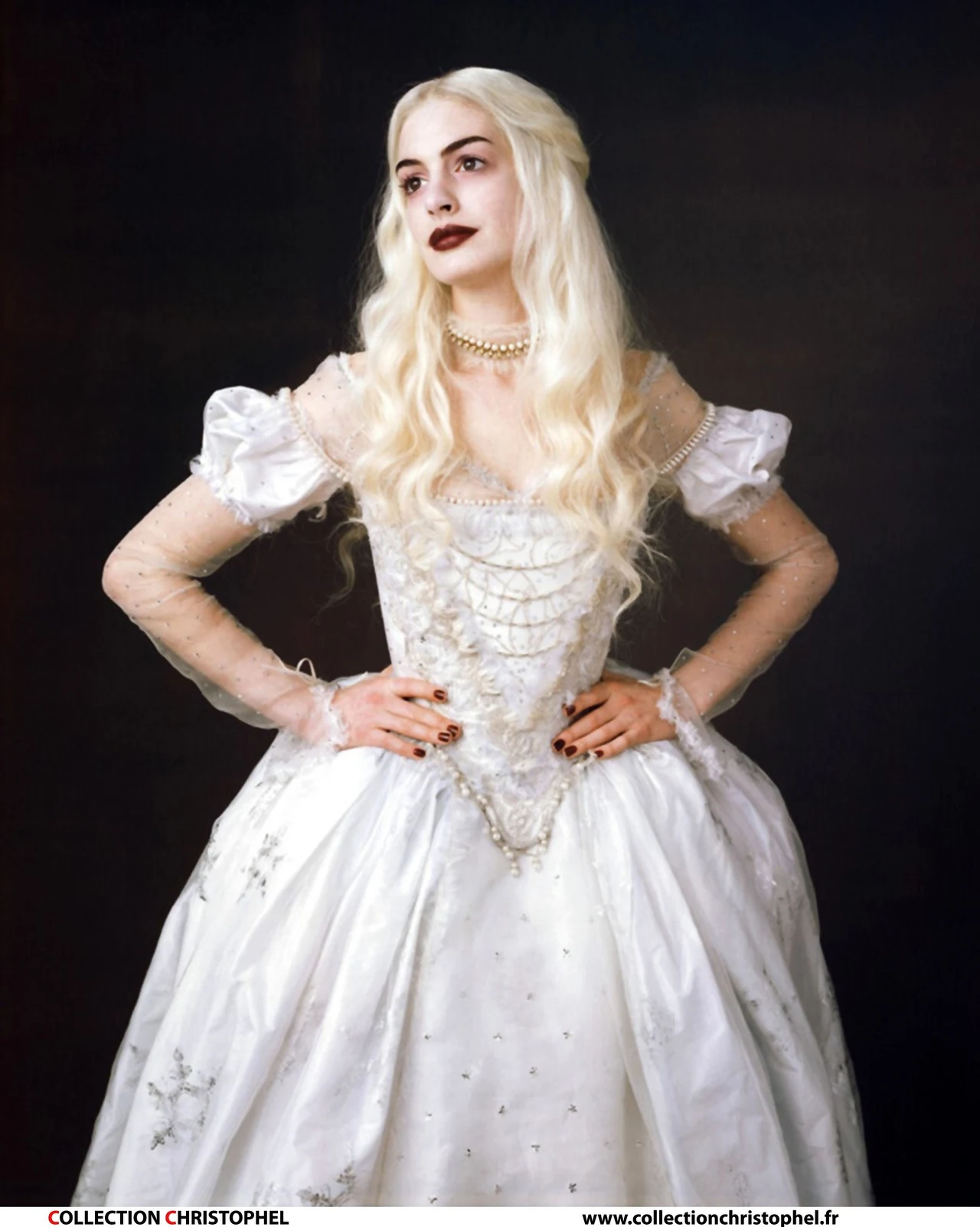 W tym samym w roku w "Alicji w Krainie Czarów" Tima Burtona Hathaway znakomicie zagrała piękną i zmysłową Białą Królową, za co otrzymała nominację do nagrody Teen Choice.

"Wyobraziłam sobie ją jako punkówę, wegetariankę i pacyfistkę" – mówiła aktorka. "A więc słuchałam mnóstwo Blondie, oglądałam filmy z Gretą Garbo oraz plastyczne prace minimalisty Dana Flavina. Moja bohaterka ma też w sobie ciut z Normy Desmond, bohaterki 'Bulwaru Zachodzącego Słońca'” - opowiadała Hathaway. 