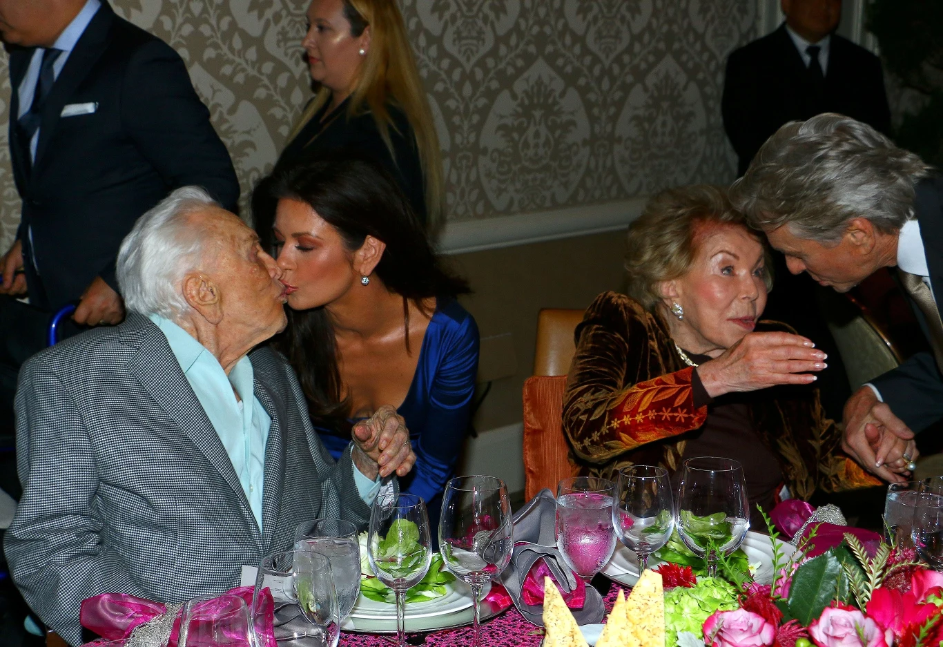 Catherine Zeta-Jones całuje Kirka Douglasa Catherine Zeta-Jones całuje Kirka Douglasa