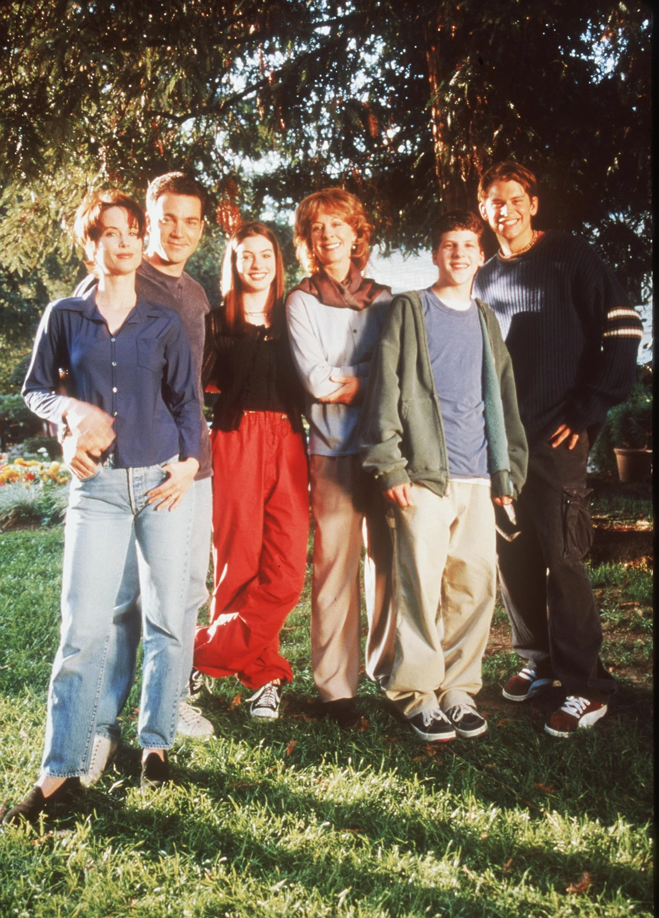 Anne Hathaway (3L) jest córką aktorki teatralnej Kate McCauley oraz prawnika Gerarda Hathaway'a. Od dziecka wybijała się wśród rówieśników intelektem oraz różnorodnymi talentami. Kształciła się w Wyoming School w Millburn oraz uczyła się aktorstwa w teatrze Paper Mill Playhouse w New Jersey. Występowała w przedstawieniach szkolnych, jednak szybko zorientowano się, że stać ją na wiele więcej.