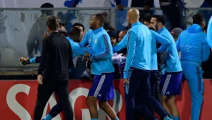 Patrice Evra (z lewej) w starciu z kibicem
