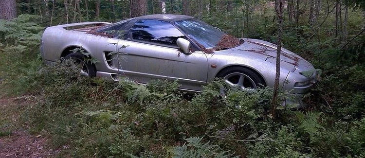 Auto straciło już swój blichtr, zaczęło rdzewieć i obrastać mchem. Pod maską nie miało silnika 