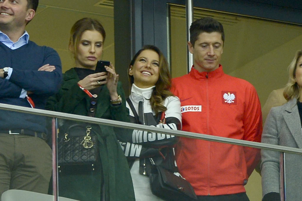 Ania i Robert Lewandowscy oraz Dominika Grosicka 