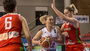 Agnieszka Kaczmarczyk (z piłką), a próbują zablokować ją Maria Papowa