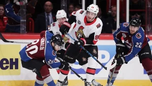 Mike Hoffman w meczu z Colorado Avalanche