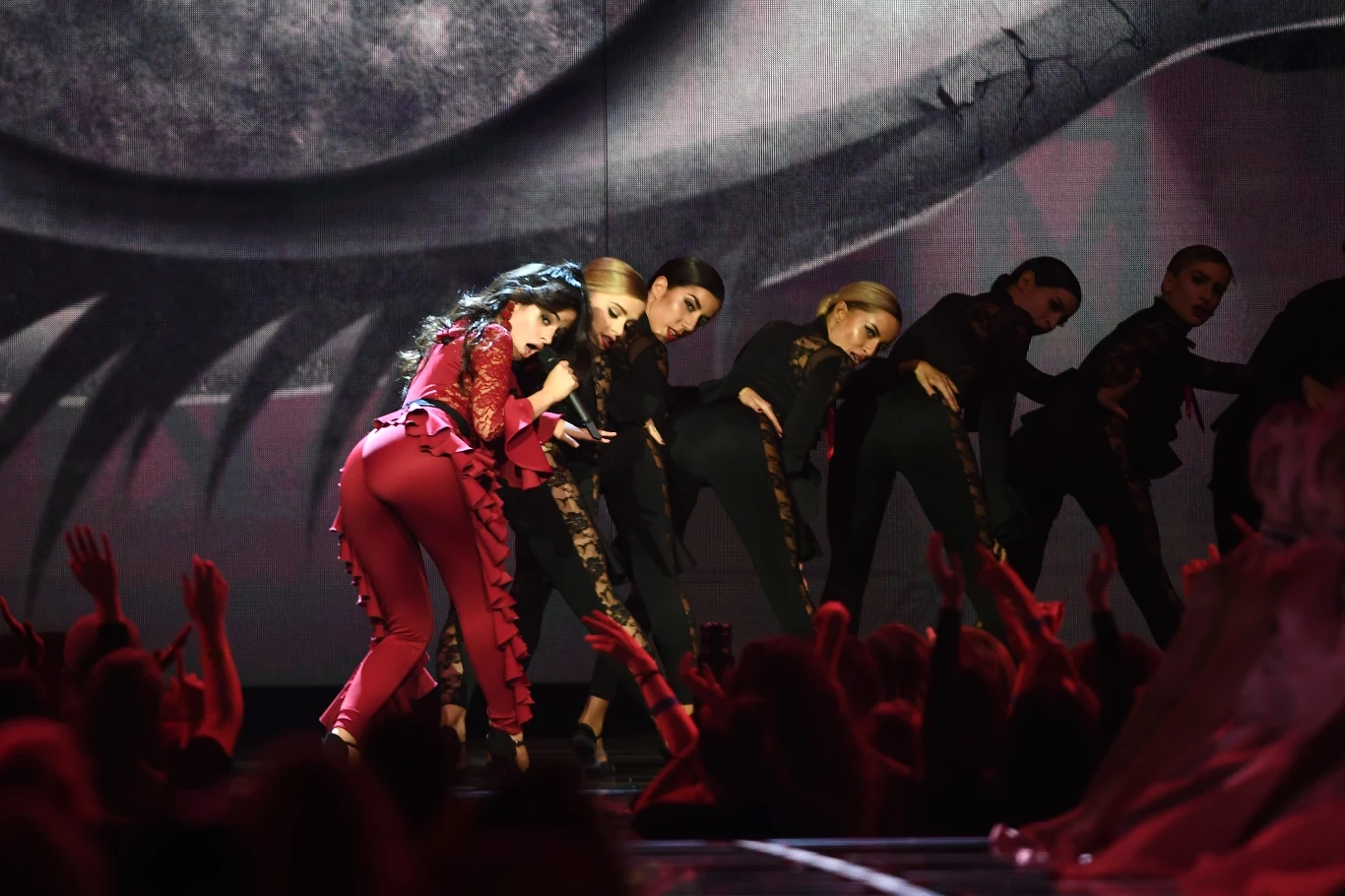 12 listopada w Londynie odbyła się gala MTV EMA. Zobacz zdjęcia z ceremonii. Na fotografii Camila Cabello 12 listopada w Londynie odbyła się gala MTV EMA. Zobacz zdjęcia z ceremonii. Na fotografii Camila Cabello