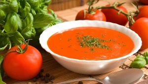 Ta zupa pomidorowa smakuje jak wakacje u babci. To dzięki nietypowemu dodatkowi