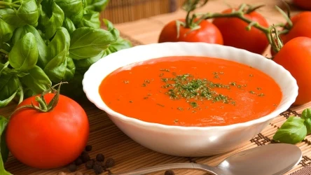 Do zupy pomidorowej można dodawać różne dodatki. 