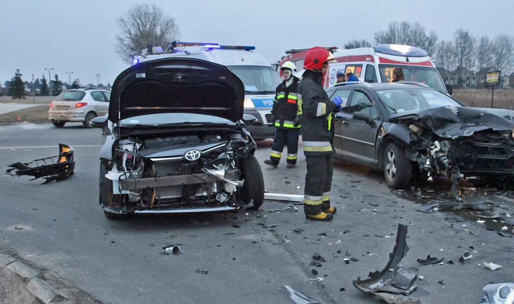 Wymuszenie pierwszeństwa to jedna z częstrzych przyczyn wypadków, a wielu kierowcom szczególny problem sprawiają skrzyżowania z pierwszeństwem łamanym