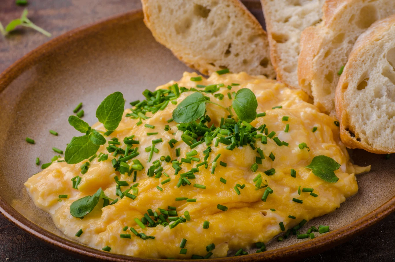 Jajecznica po francusku jest niezwykle kremowa