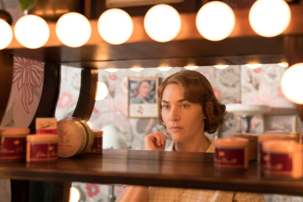 Rozchwiana emocjonalnie, była aktorka Ginny (Kate Winslet) pracuje tu jako kelnerka Rozchwiana emocjonalnie, była aktorka Ginny (Kate Winslet) pracuje tu jako kelnerka