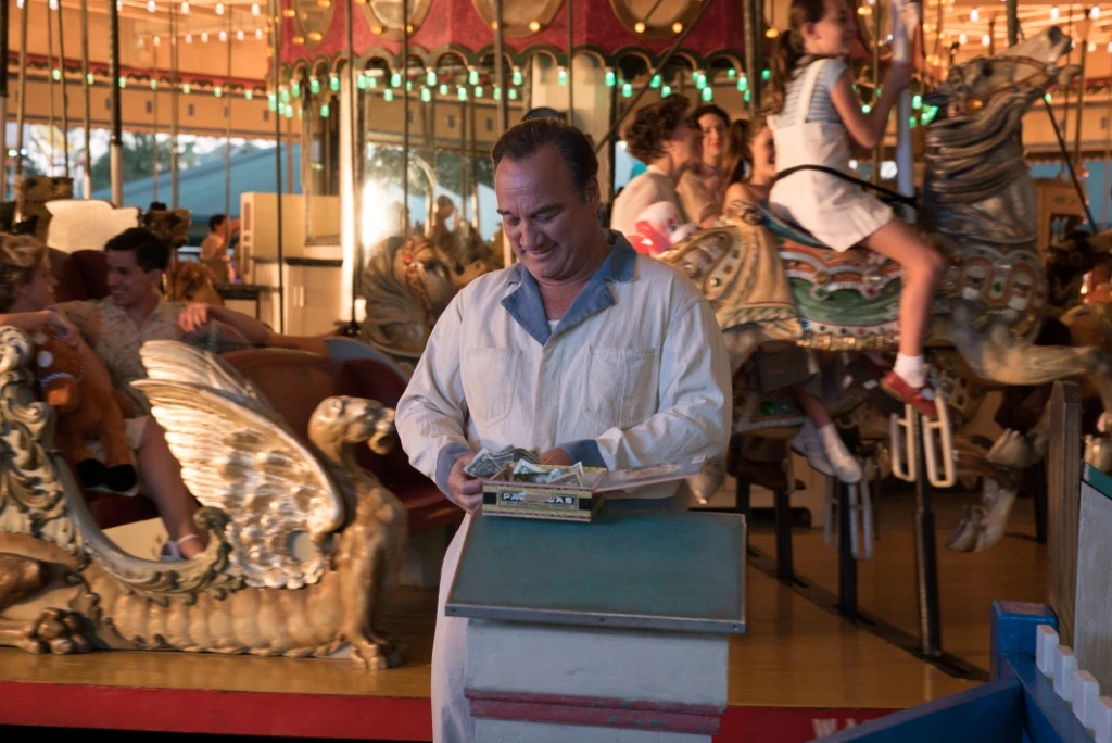 Jej mąż Humpty (Jim Belushi) jest operatorem karuzeli. Jej mąż Humpty (Jim Belushi) jest operatorem karuzeli.
