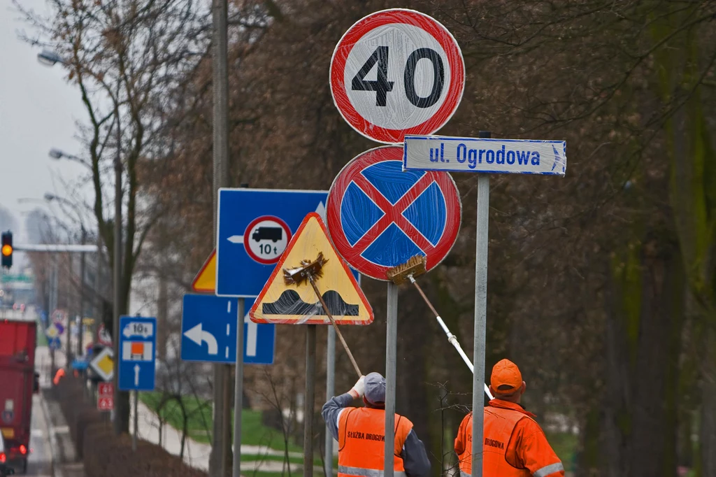 Koszt ustawienia jednego znaku nie jest przesadnie duży. Problem w tym, że znaków na polskich drogach są ogromne ilości