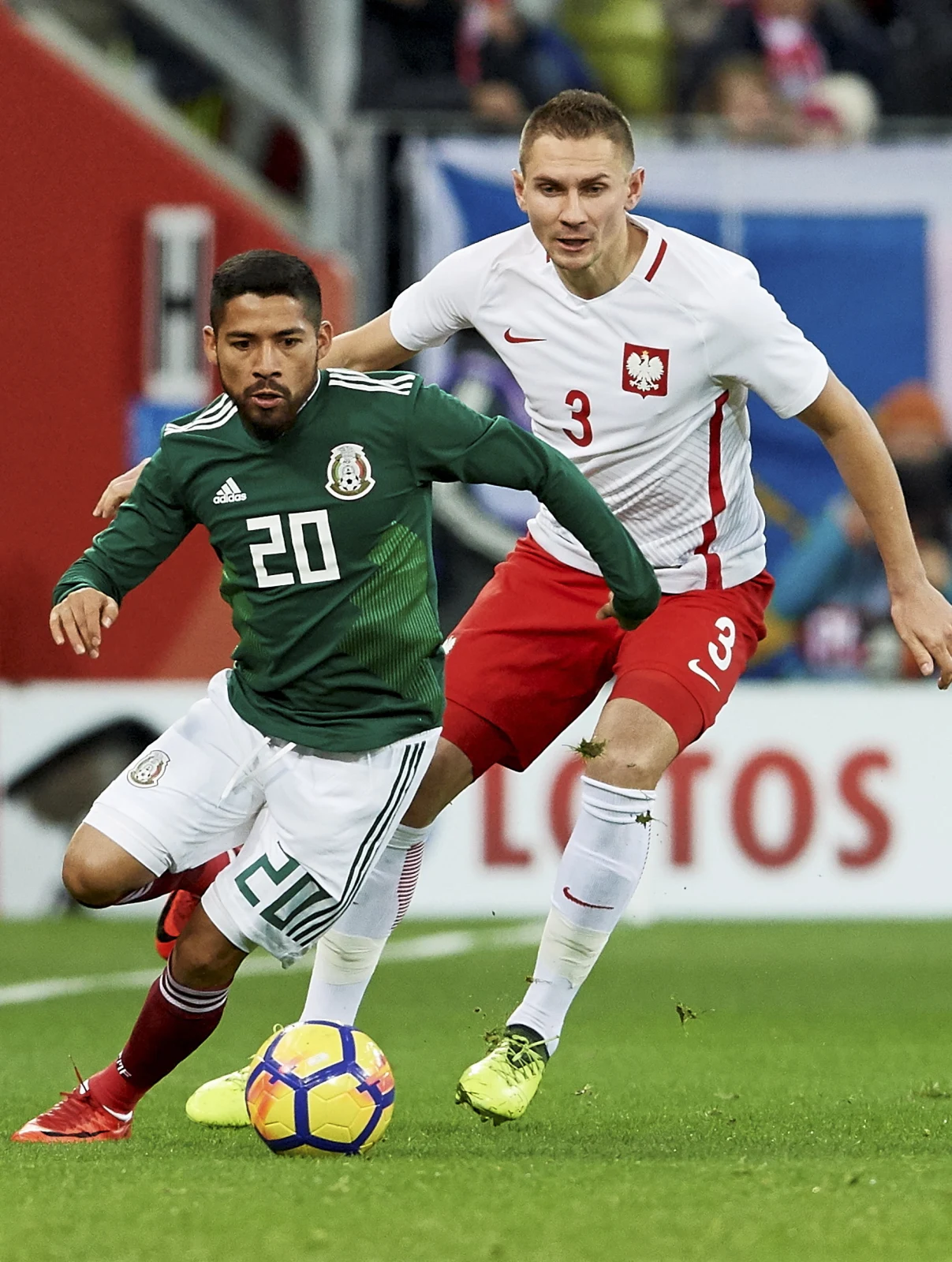 Artur Jędrzejczyk (P) i Javier Aquino (L) z Meksyku Artur Jędrzejczyk (P) i Javier Aquino (L) z Meksyku