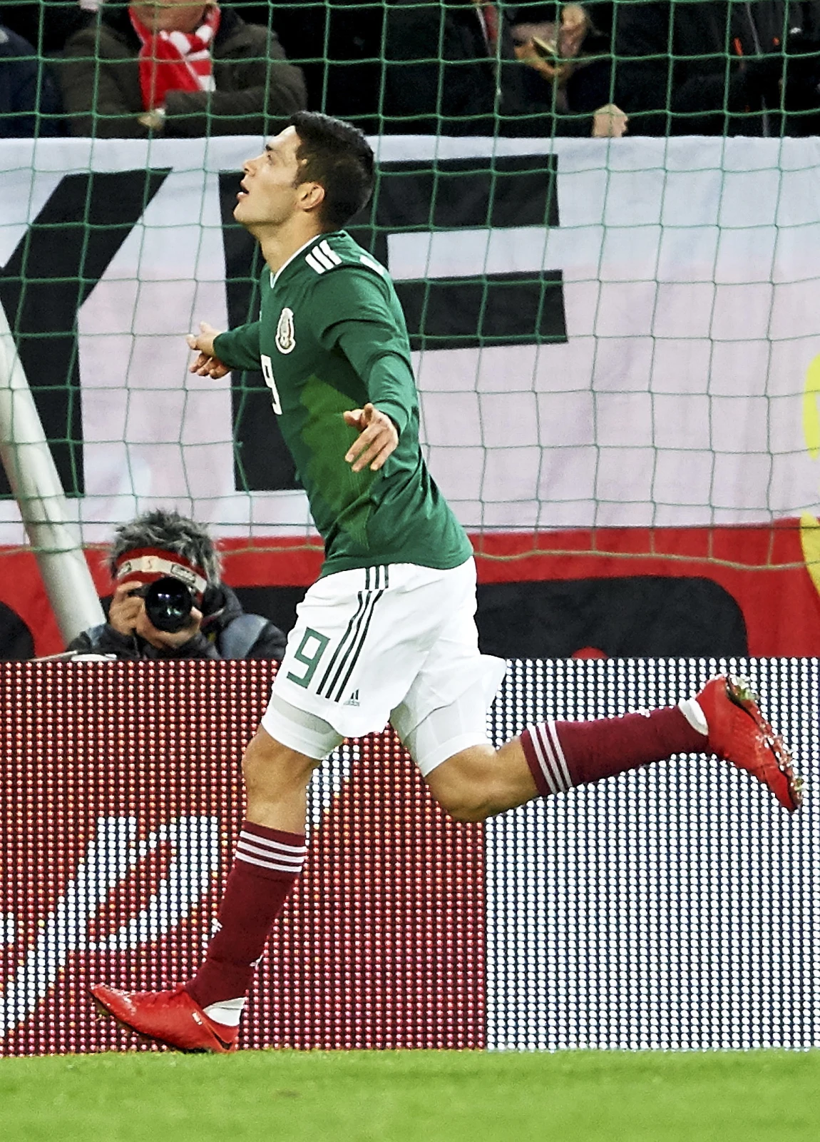 Piłkarz reprezentacji Meksyku Raul Jimenez cieszy się z bramki Piłkarz reprezentacji Meksyku Raul Jimenez cieszy się z bramki