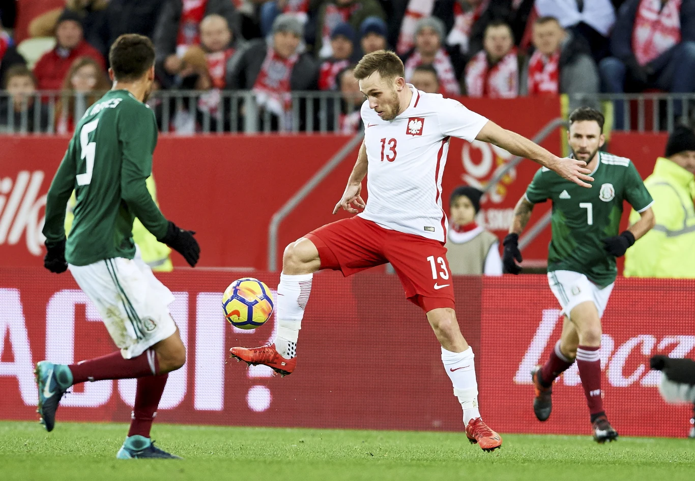 Maciej Rybus (C) i Diego Reyes (L) z Meksyku Maciej Rybus (C) i Diego Reyes (L) z Meksyku