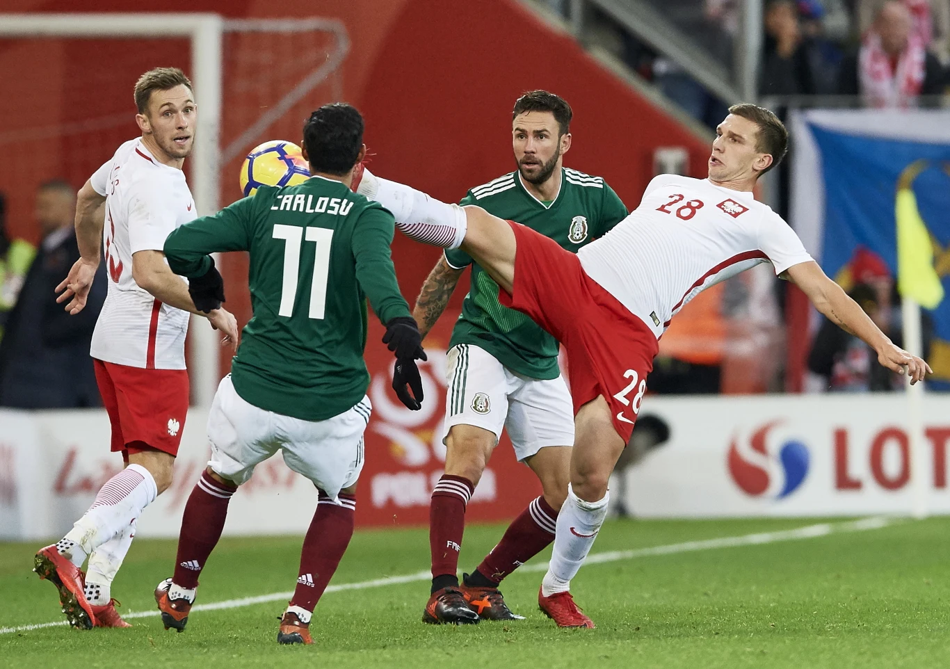 Jakub Świerczok (P) i Maciej Rybus (L) oraz Carlos Vela (2L) i Miguel Layun (2P) z Meksyku Jakub Świerczok (P) i Maciej Rybus (L) oraz Carlos Vela (2L) i Miguel Layun (2P) z Meksyku