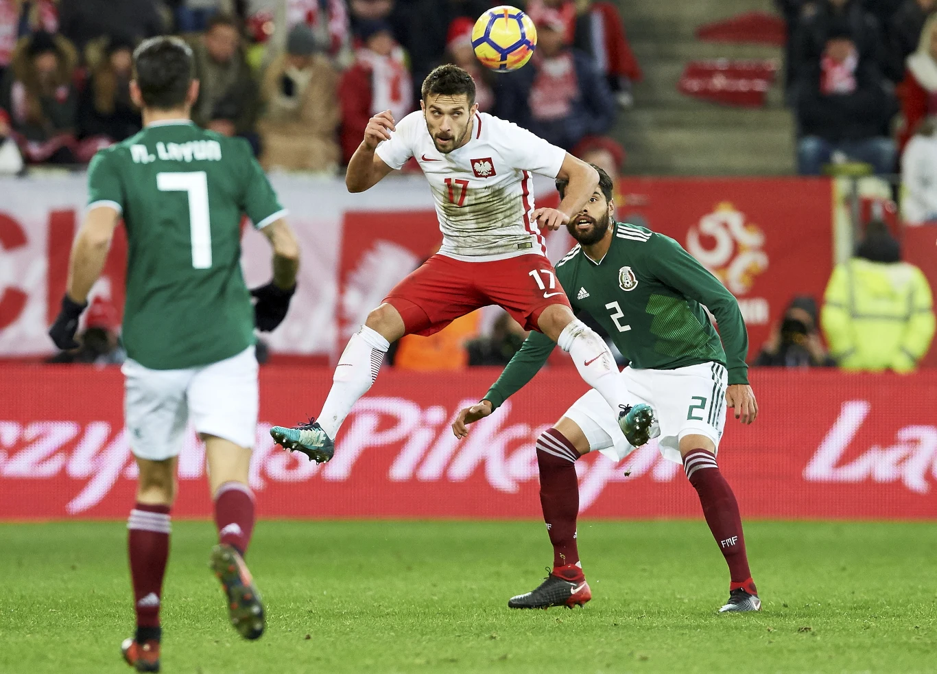 Maciej Makuszewski (C) oraz Nestor Araujo (P) i Miguel Layun (L) z Meksyku Maciej Makuszewski (C) oraz Nestor Araujo (P) i Miguel Layun (L) z Meksyku
