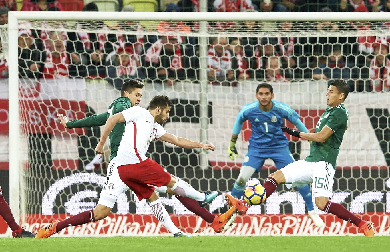 Maciej Makuszewski (2L) strzela na bramkę Jose de Jesusa Corony (w głębi) z Meksyku Maciej Makuszewski (2L) strzela na bramkę Jose de Jesusa Corony (w głębi) z Meksyku