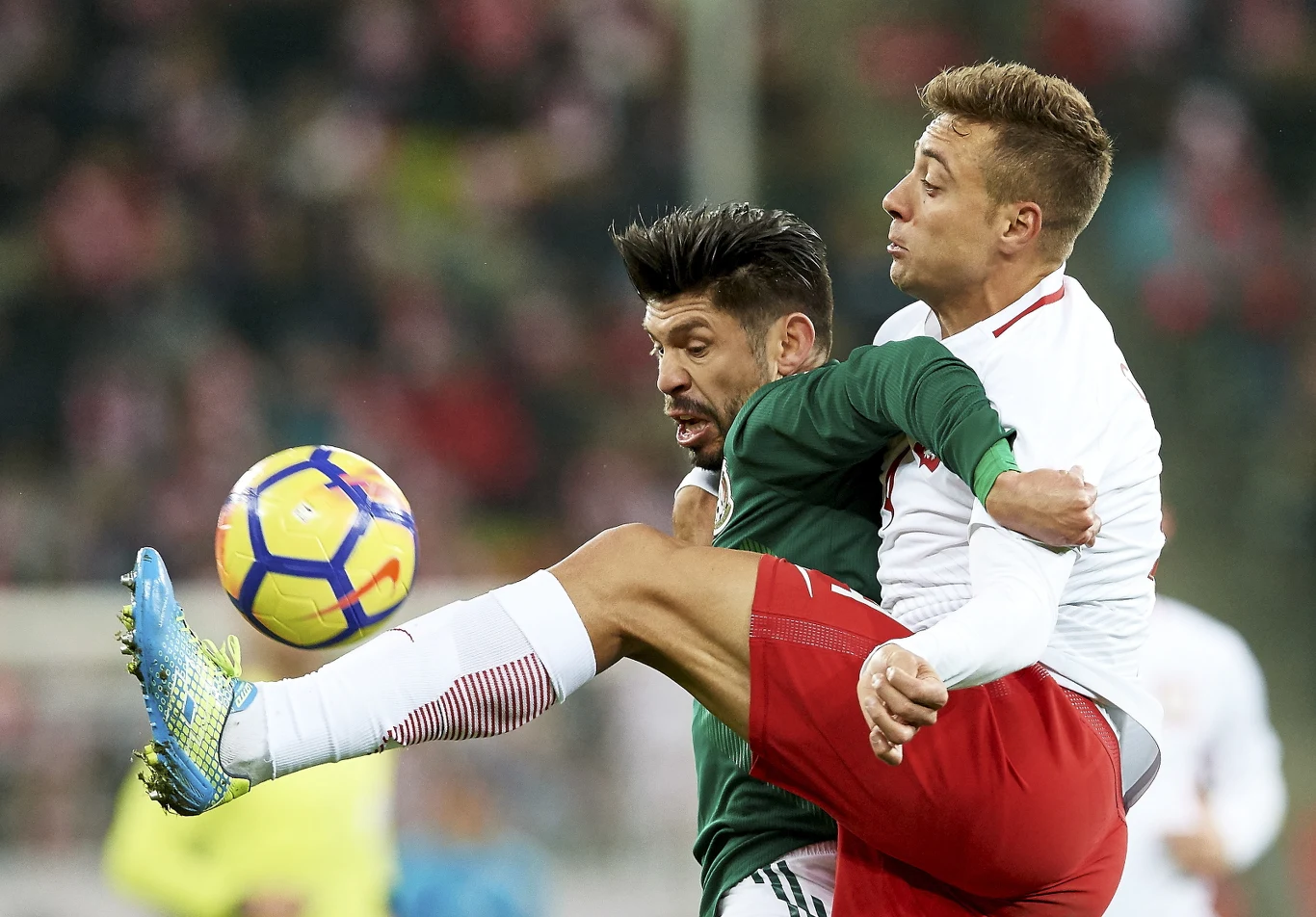 Thiago Cionek (P) i Oribe Peralta (L) z Meksyku Thiago Cionek (P) i Oribe Peralta (L) z Meksyku