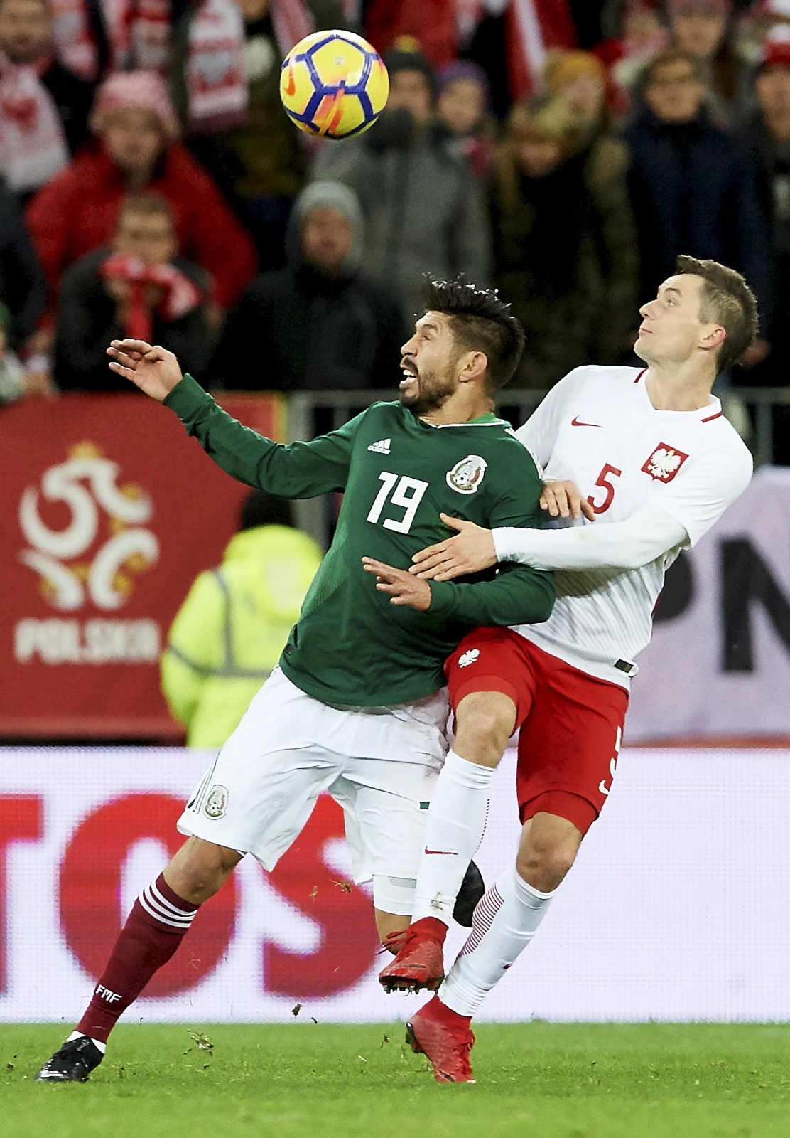 Krzysztof Mączyński (P) i Oribe Peralta (L) z Meksyku Krzysztof Mączyński (P) i Oribe Peralta (L) z Meksyku